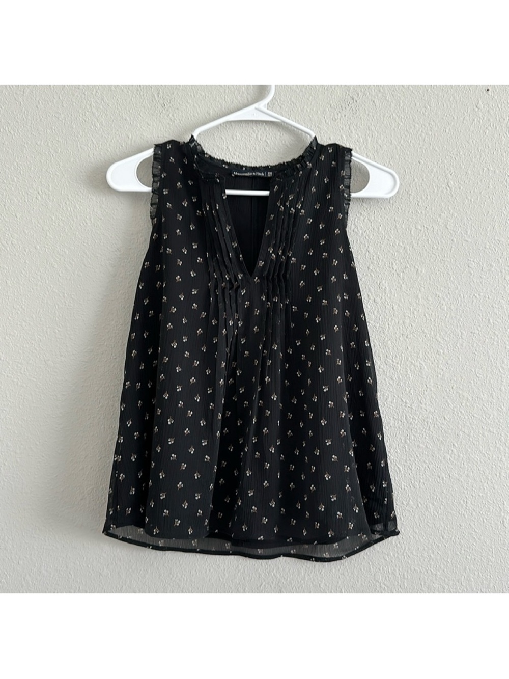 Abercrombie & Fitch Black Sleeveless Floral top blouse Pintuck Camisole